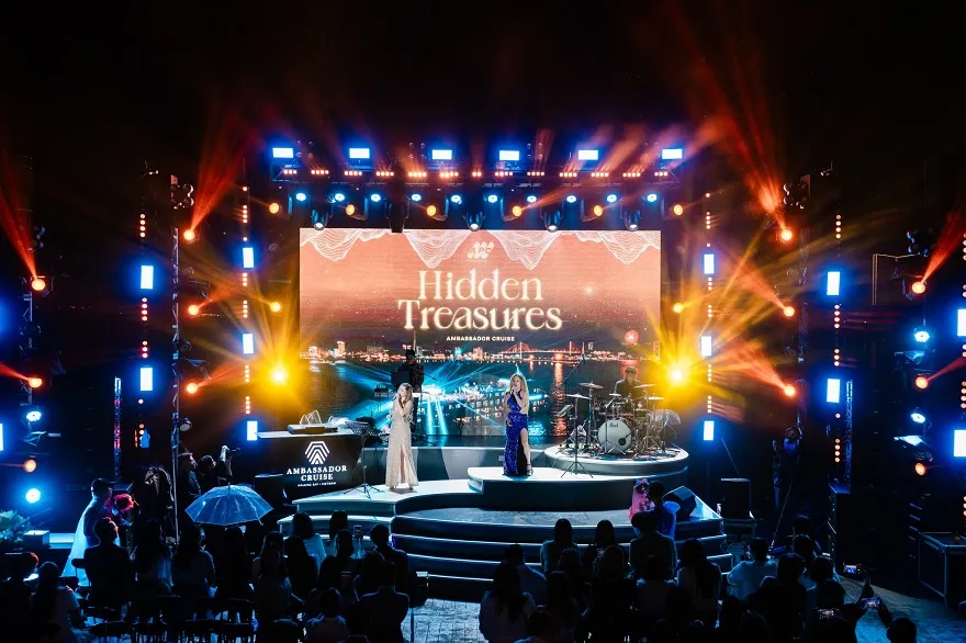 Biểu diễn nhạc sống trên Sundeck của Ambassador II