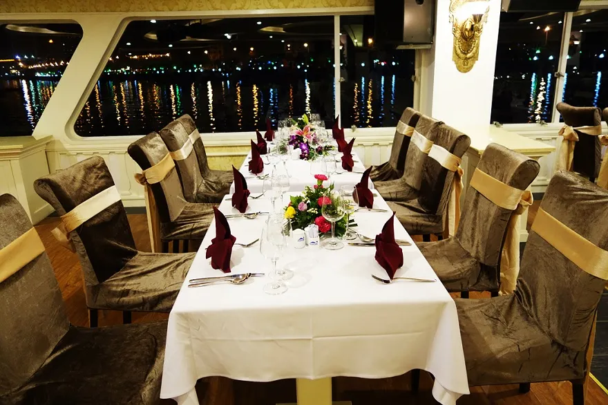 Du thuyền nhà hàng ăn tối Sea Octopus Cruise 3 Du khách có thể ngắm nhìn thành phố Hạ Long qua những cô cửa kiinh khi dùng bữa trên du thuyền Sea Octopus