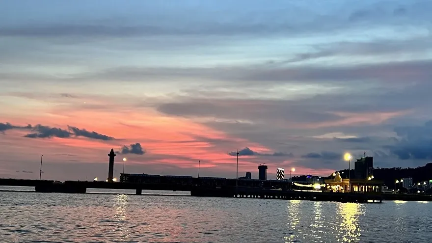 Du thuyền Ambassador II di dọc bờ biển giúp du khách ngắm nhìn thành phố từ xa