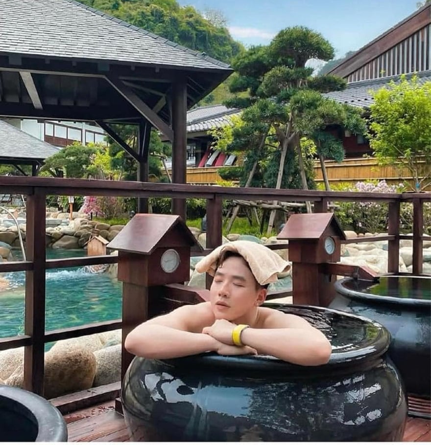 Vừa thư giãn tắm nóng vừa trải nghiệm không khi trong lạnh của núi rừng