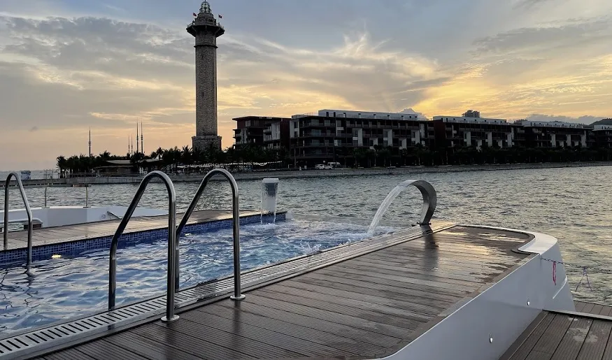 Hồ bơi vô cực trên Saquila Yacht