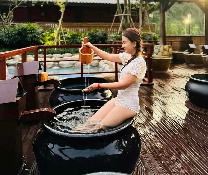Bể tắm chum tại Onsen Quang Hanh