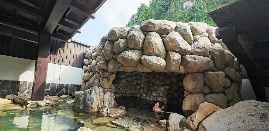 Bể Tắm Hang (Cave Onsen)