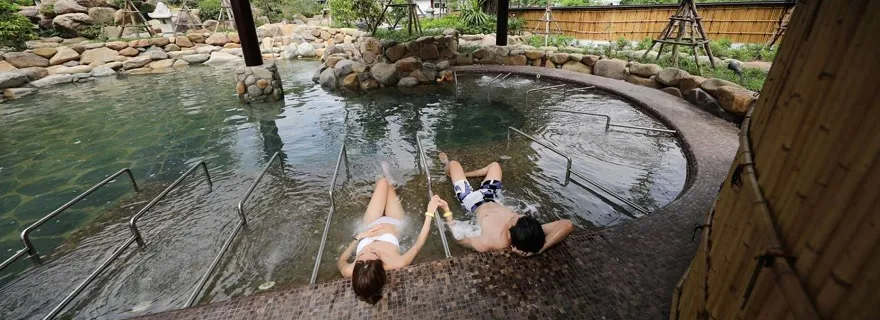 Bẻ-sục-Jacuzzi-onsen