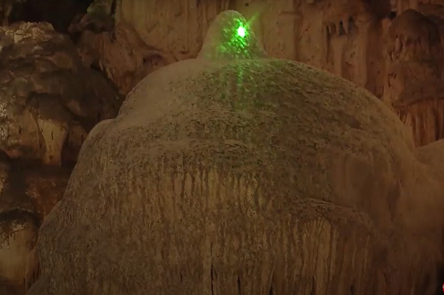 Bức tượng bầu vú tiên trong động thiên cung