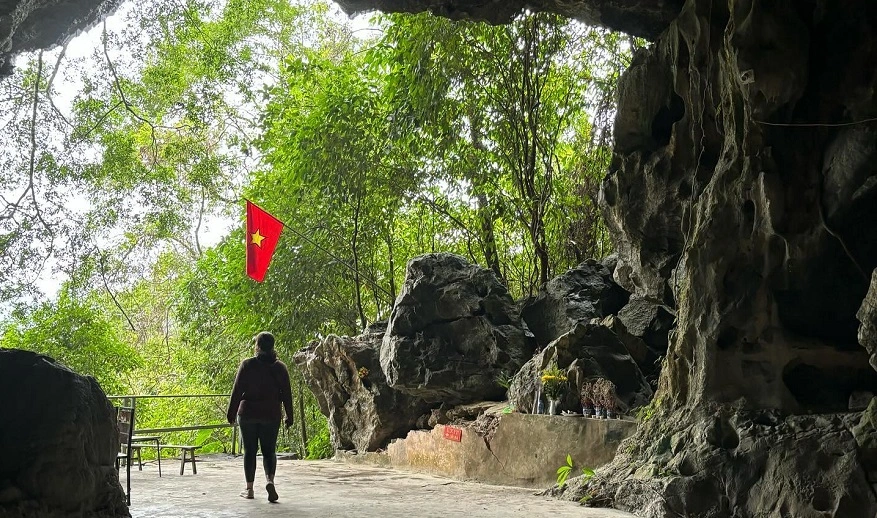 Cửa vào hang Quân Y-vẫn được giữ nguyên giáng vẻ hoang sơ với núi rừng và các khối thạch nhũ