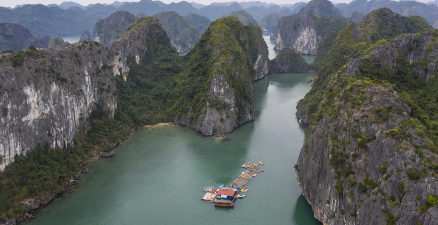 Khung cảnh hùng vĩ của Vịnh Lan Hạ 