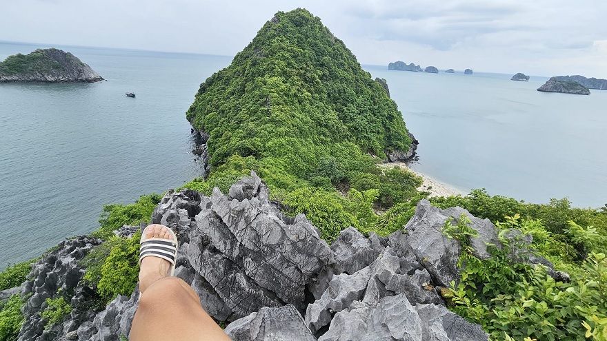 Leo núi khám phá đảo là một trong nhưng trải nghiệm thú vị khi đến đảo khỉ, du khách có thể ngắm nhín toàn cảnh Vịnh Lan Hạ từ trên cao a