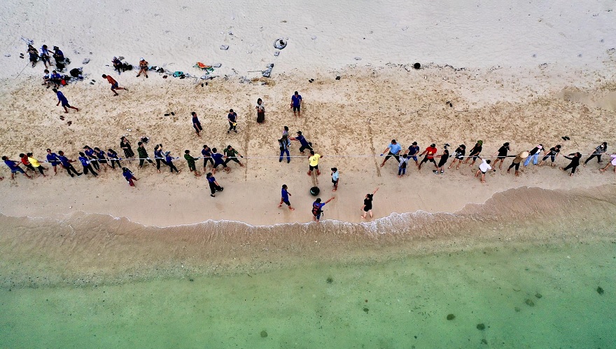 Tham gia hoạt động team building tại bãi biển Cát Cò là một trong những trải nghiệm thú vị