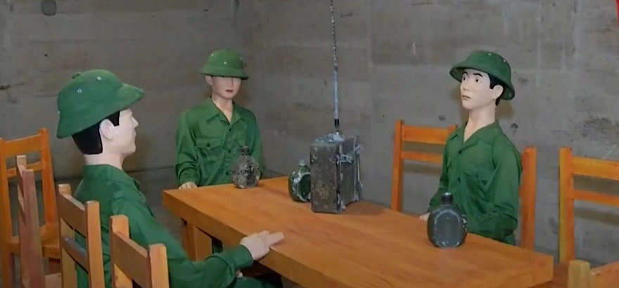 máy-2W-có-khả-năng-liên-lạc-trong-phạm-vi-500-1_000m-đây-là-một-thiết-bị-liên-lạc-do-Liên-Xô-tài-trợ