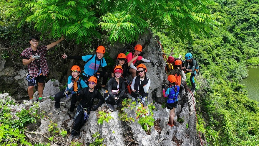 Cảm giác phấn khích khi lở lửng giữa những vách đá treo leo