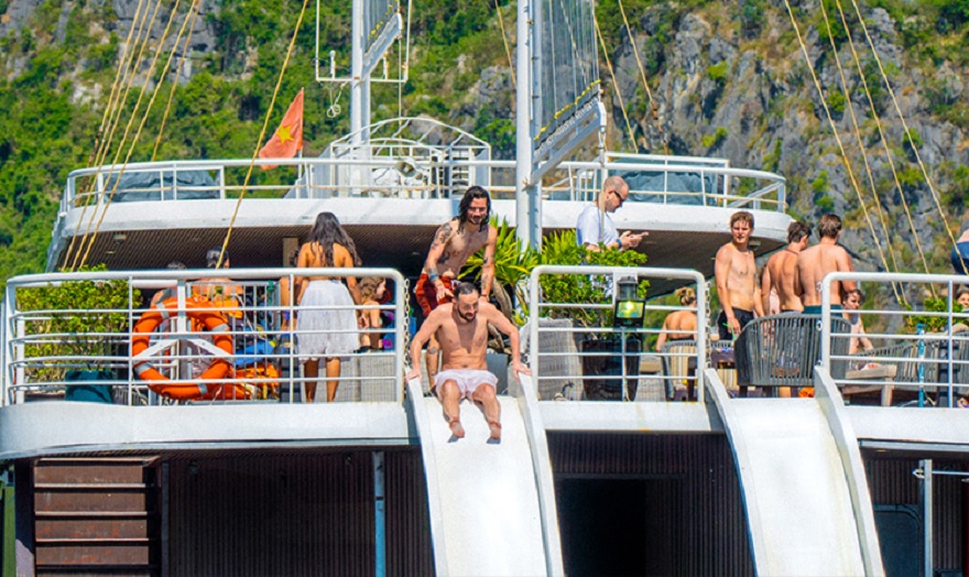 Cầu trượt trên Du thuyền Catamaran 