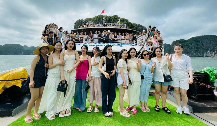 Tour ngắm Hoàng Hôn 6 Dream Cruise Cát Bà Tour 6 tiếng chiều