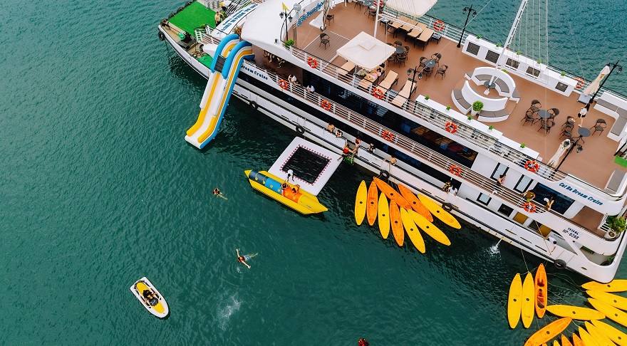 Du khach có thể tham giá chèo Kayak trên hành trình tour của Dream Cruise 