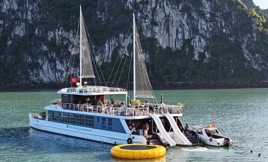 Tour ngắm Hoàng Hôn 4 Du thuyền Catamaran Cát Bà 6 tiếng chiều