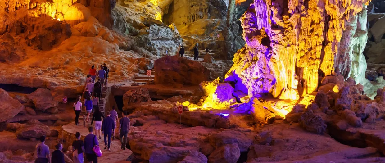 Khám phá hang Sửng Sốt một trong những hang động đẹp nhất trên Vịnh Hạ Long trong tour 8 tiếng