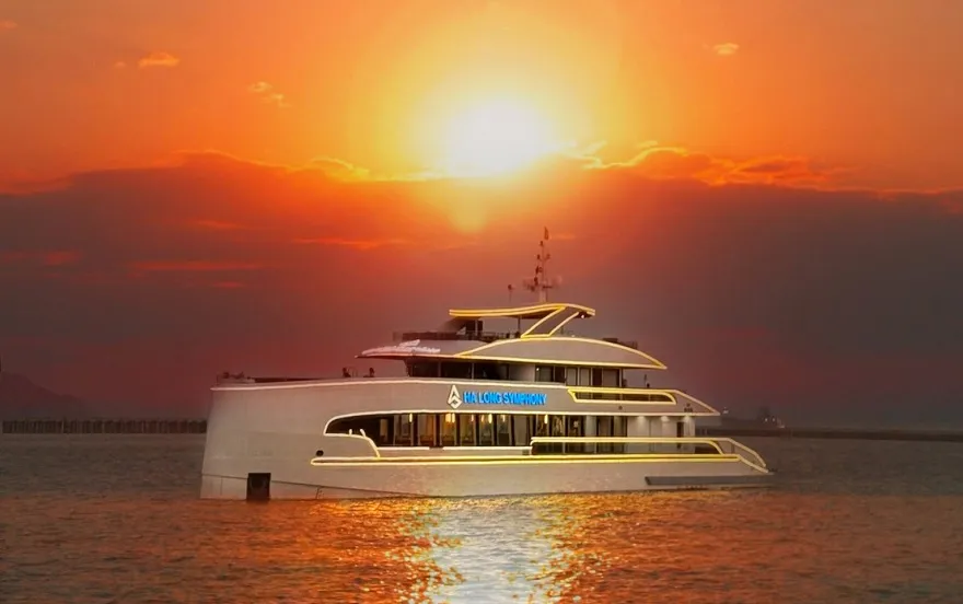 Khi màn đêm dần buông xuống nhuộm tím cả bầu trời Di sản Vịnh Hạ Long chính là lúc du thuyền Symphony Cruise lượt trên mặt Vịnh đi vào hành trình đánh thức giác quan