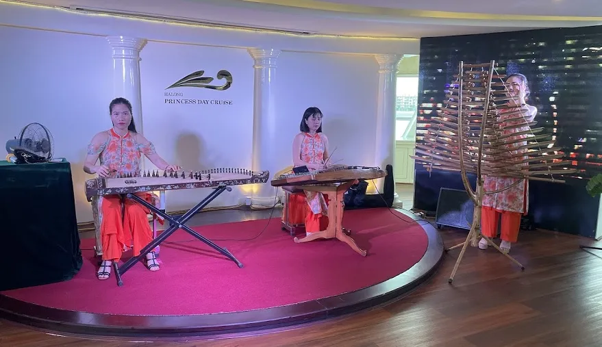 Những bản nhạc hòa tấu sẽ được chơi trong suốt bữa ăn tại Halong Princess Cruise