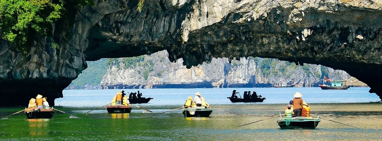 Tại Hang Luôn du khách có thể trải nghiệm hoạt động chèo Kayak hoặc đò nan trong tour 6 tiếng