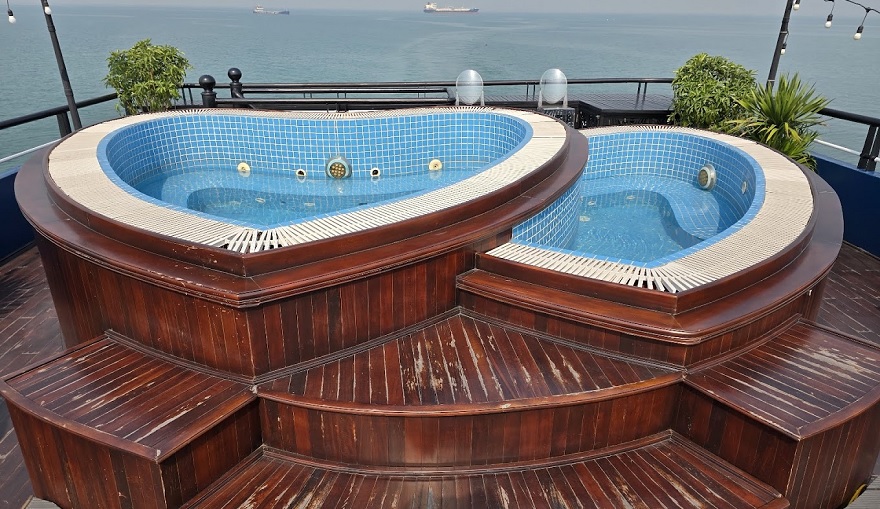 Bể bơi vô cực hình trái tim độc đáo trên Du thuyền Pamela Cruise