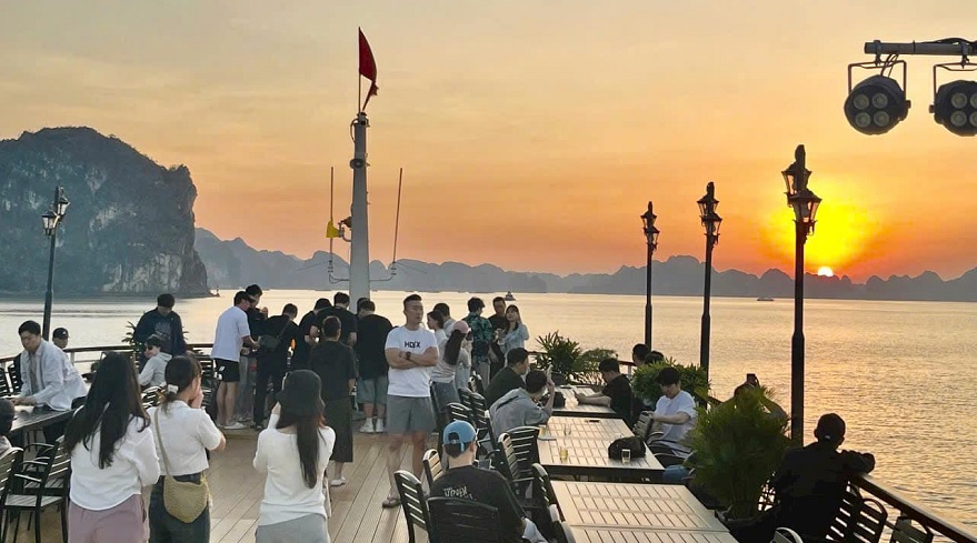 Black Pearl Cruise Hạ Long Sở hữu Sundeck rộng rãi với tầm view 360