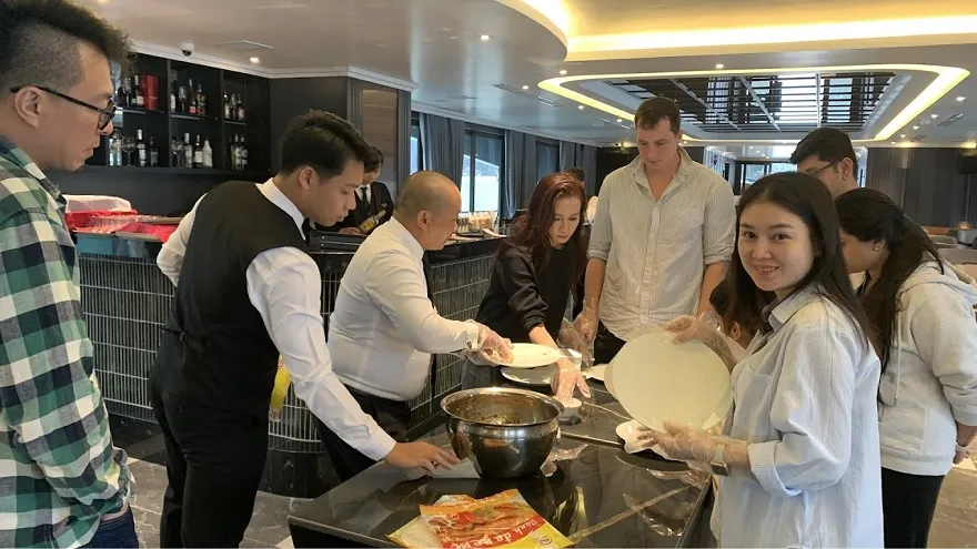 Du thuyền taliya được đánh giá cao bởi thái độ phục vụ chuyên nghiệp của nhân viên