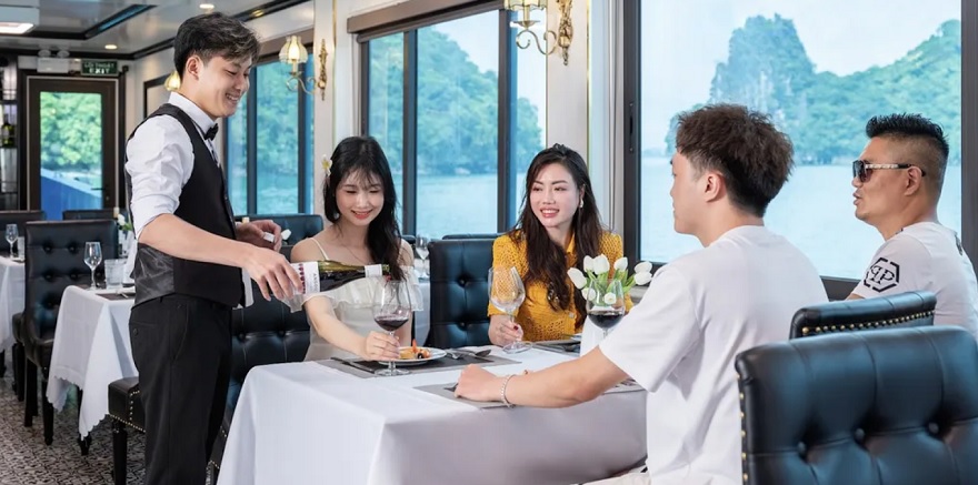 Khu vực nhà hàng trên du thuyền Sonata