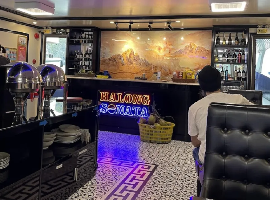 Khu vực quầy bar trên du thuyền Sonata Hạ Long