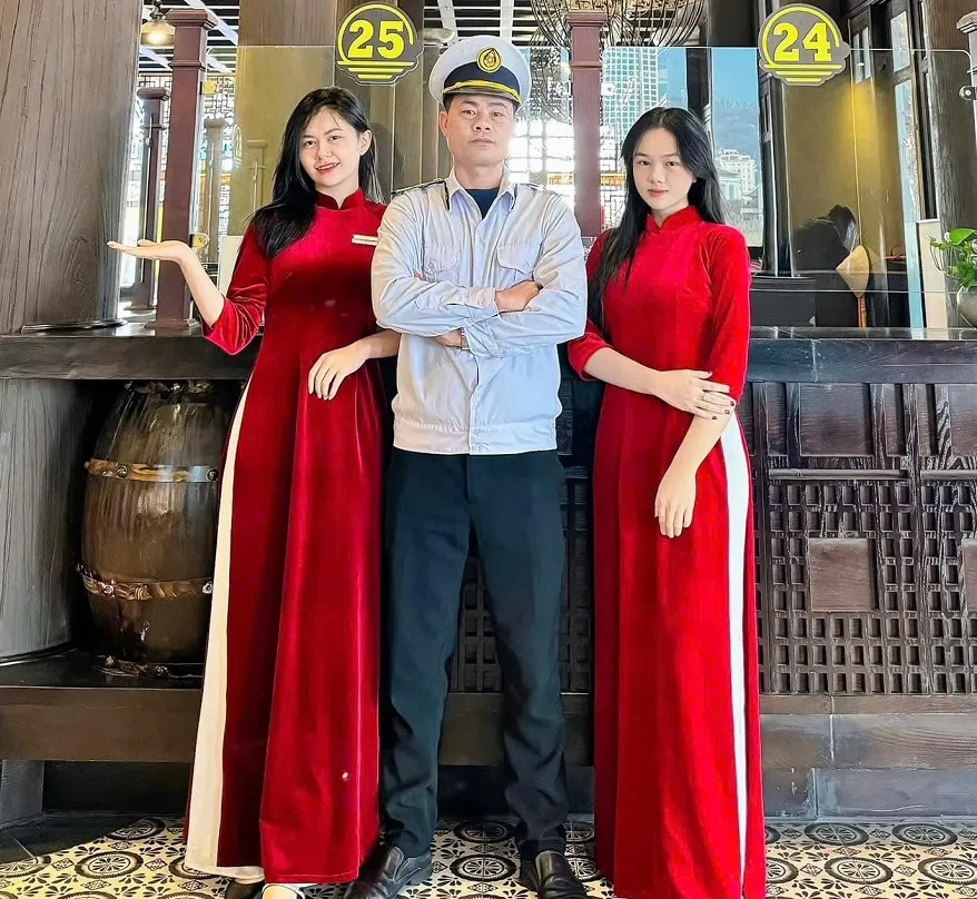 Quý khách làm thủ tục tại công số 25 nha ga hành khách quốc tế Hạ long