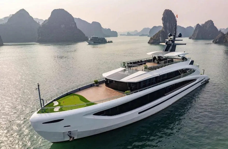 San golf mini được thiết kế tại khu vực mũi tàu của Du thuyền Taliya Cruise