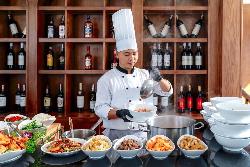 Trải nghiệm bữa trưa buffet thịnh soạn với thực đơn Á - Âu trên du thuyền Lavoya Boutique Day Cruise