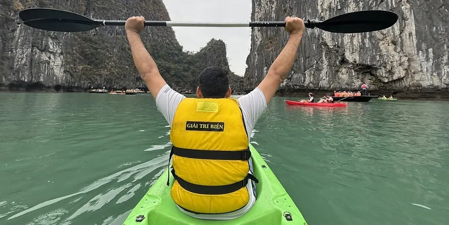 chèo thuyền kayak khám phá hang Luồn