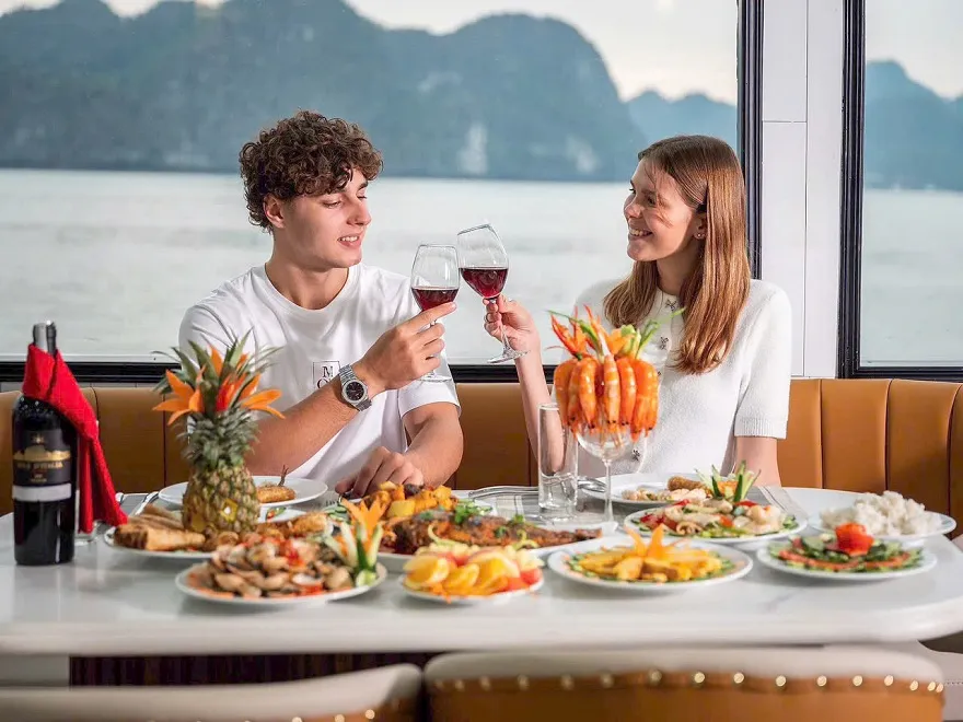 Không gian nhà hàng và ẩm thực phong phú của Du thuyền Olympus Luxury Cruise