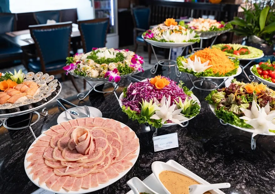 Vdream Cruise với ẩm thực phong phú với hơn 30 món ăn Á - Âu các loại