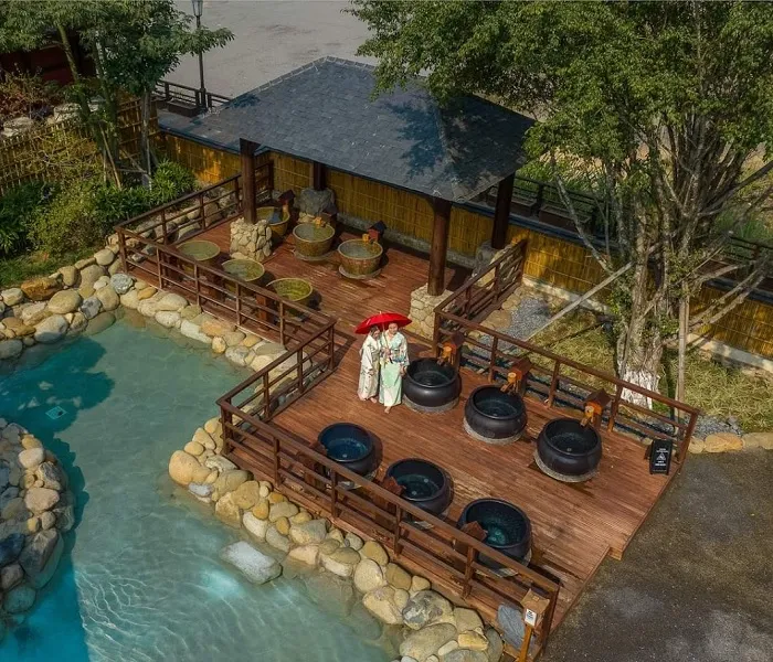 Bể tắm khoáng tại Yoko Onsen Quang Hanh