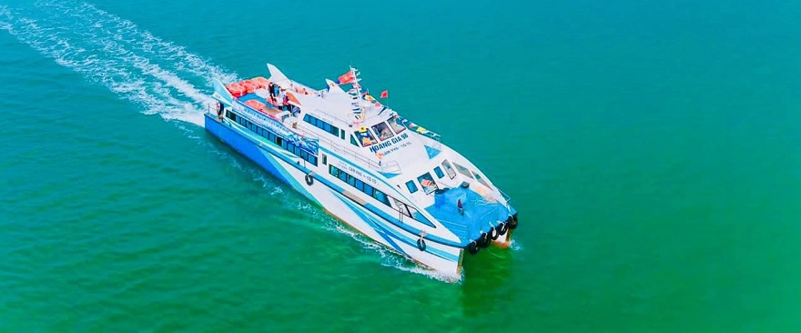 Tàu cao tốc di chuyển ra Minh Châu