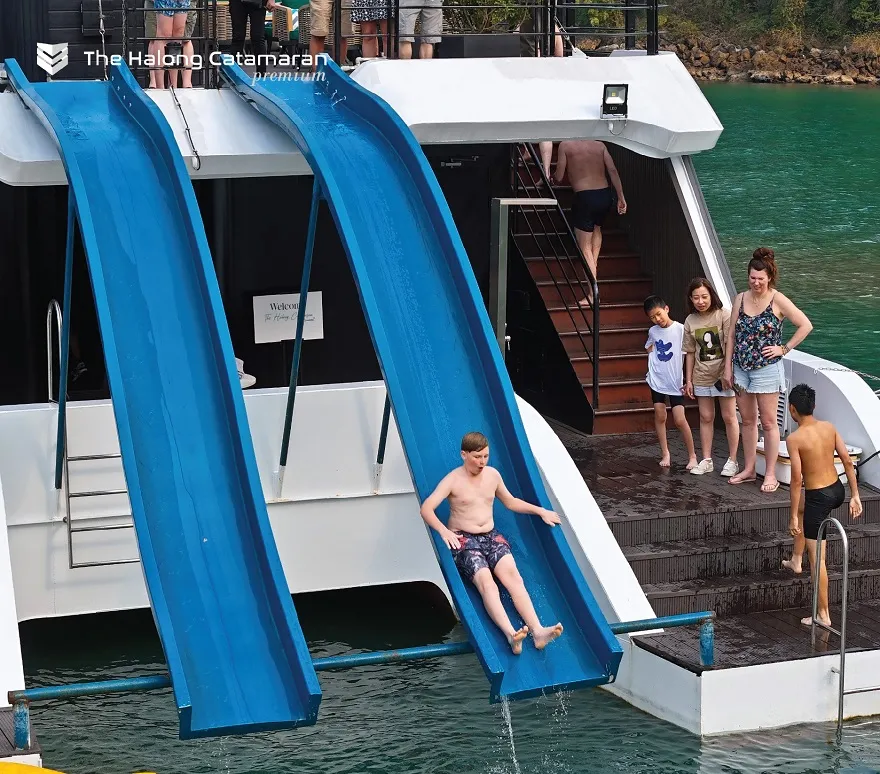 Cầu trượt nước trên Du thuyền Catamaran
