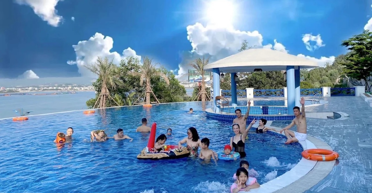 Hồ bơi vô cụng nội khu của Beverly Hill Hạ Long
