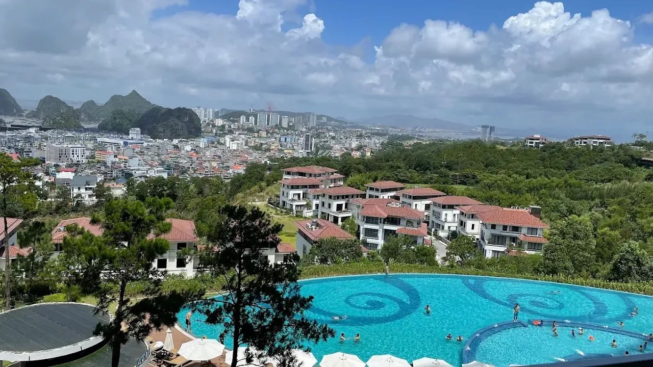 Khu vực hồ bơi vô cực tại FLC Hạ Long