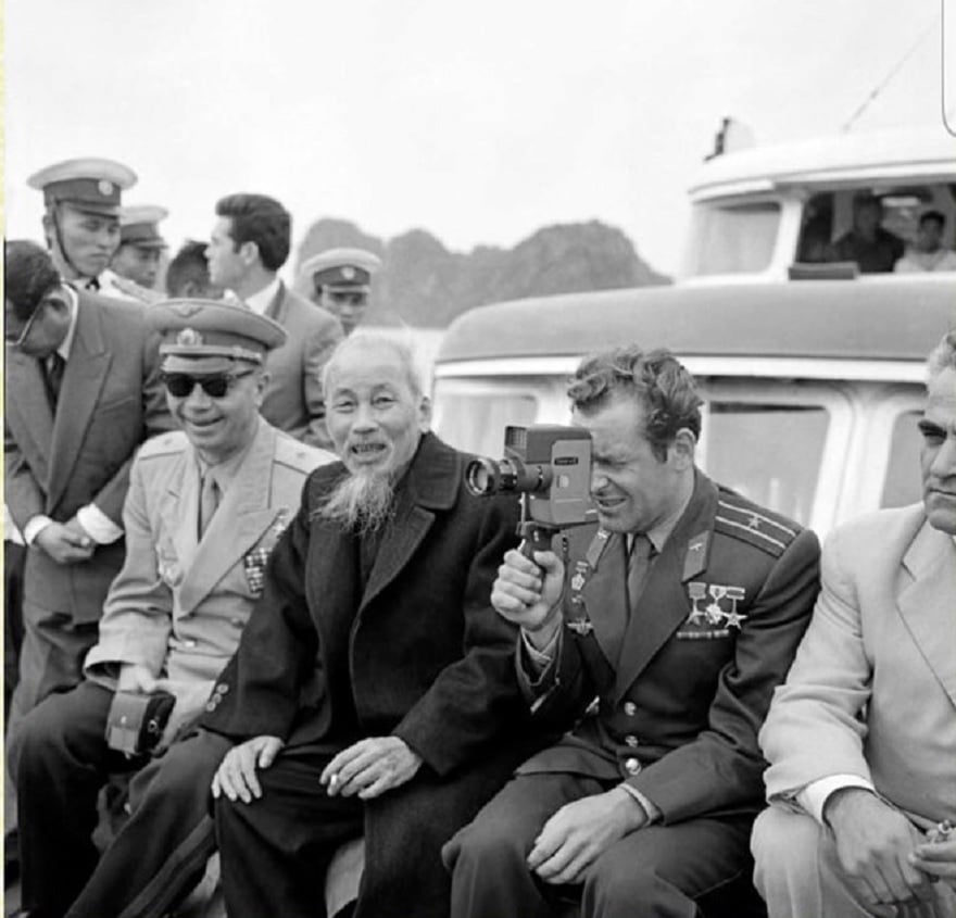 Bác Hồ và Anh hùng German Titov trên tàu tham quan vịnh Hạ Long.
