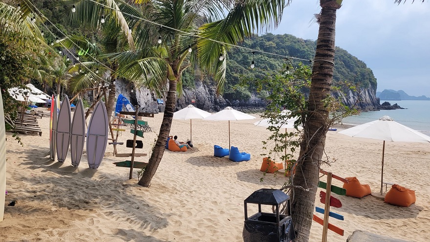 Bãi biển Cát Cò 1 là bãi biển sôi động và náo nhiệt nhất trong hệ thống bãi tắm ở đây