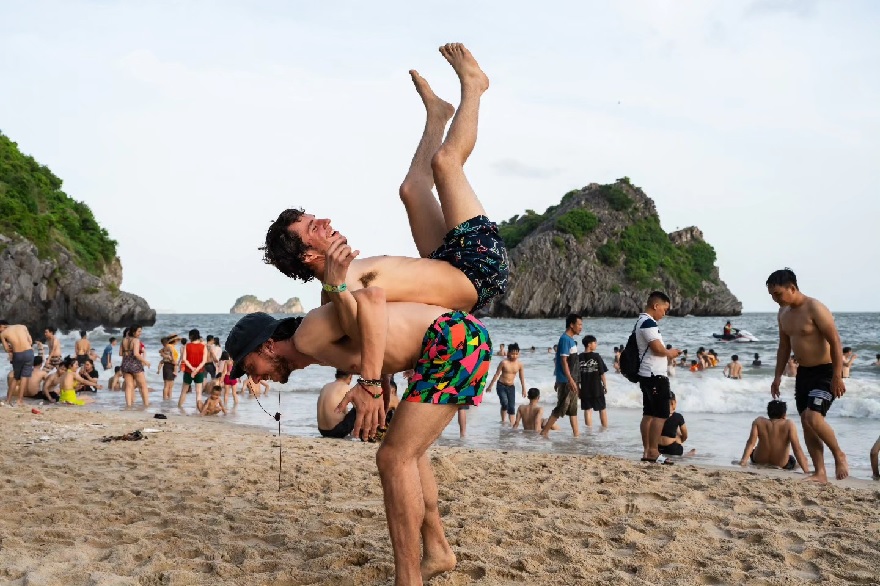 Bãi biển Cát Cò nhộn nhịp với nhiều du khách nước ngoài