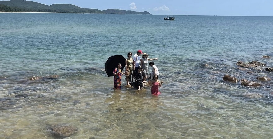 Bãi biển trong veo nhìn thấy cả đáy
