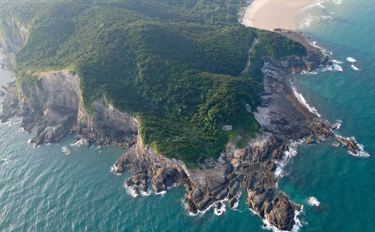 Bãi đá trầm tích với nhiều hình thù kỳ lạ