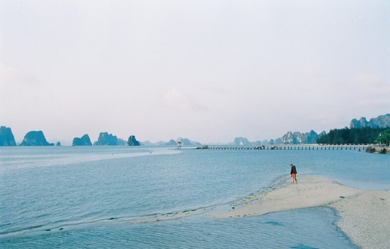 Bãi dài có bờ cát trắng mịn trải dài hơn 2km