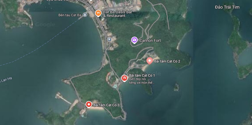 Bãi tắm Cát Cò là một cụm gồm 3 bãi tắm nhỏ nằm ngay trung tâm thị trấn Cát Bà