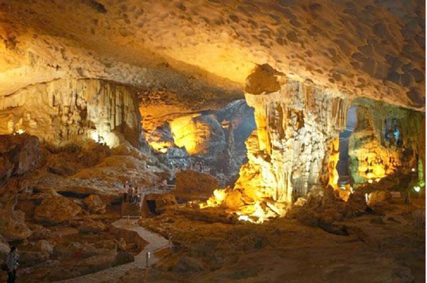 Bên trong hang Thầy có nhiều nhũ đá hình dạng độc đáo