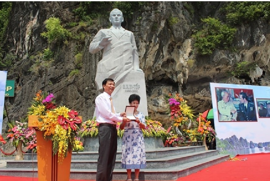 Bí thư tỉnh ủy Quảng Ninh Nguyễn Văn Đọc tặng quà lưu niệm cho phu nhân Anh hùng Titov tại lễ khánh thành tượng Gherman Titov ngày 15.9.2015