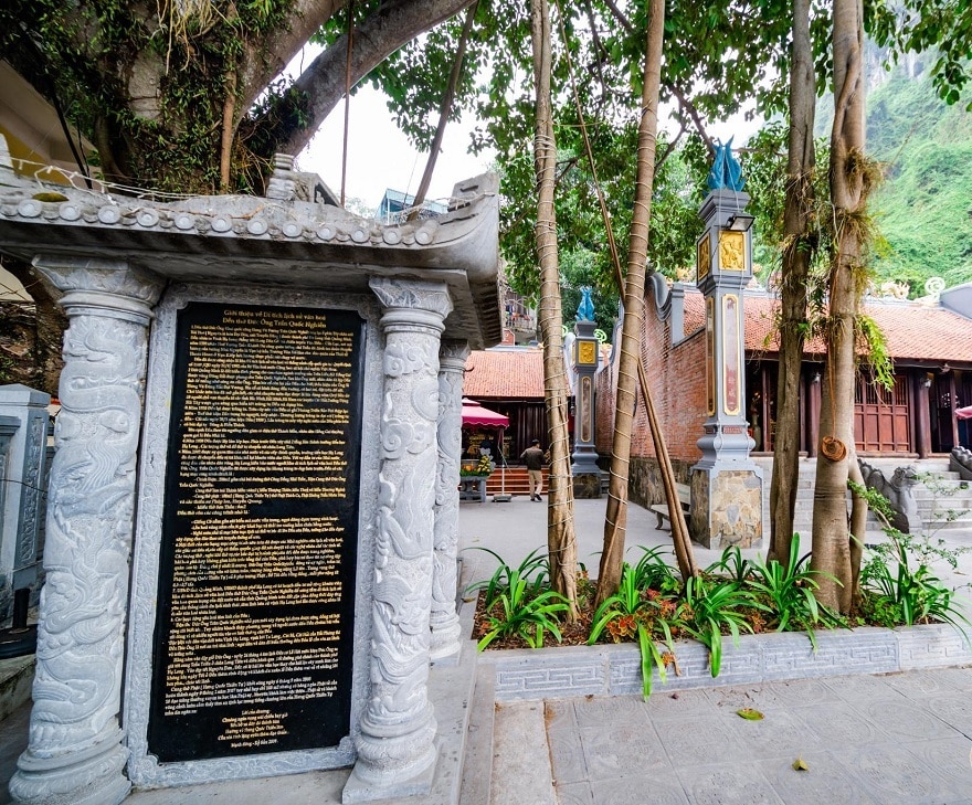 Bia đá dưới gốc đa tại đền thờ trần quốc nghiễn