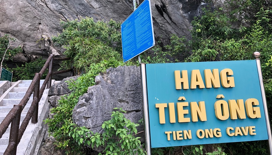 Biển chỉ dẫn khu vực lối vào của hang Tiên Ông